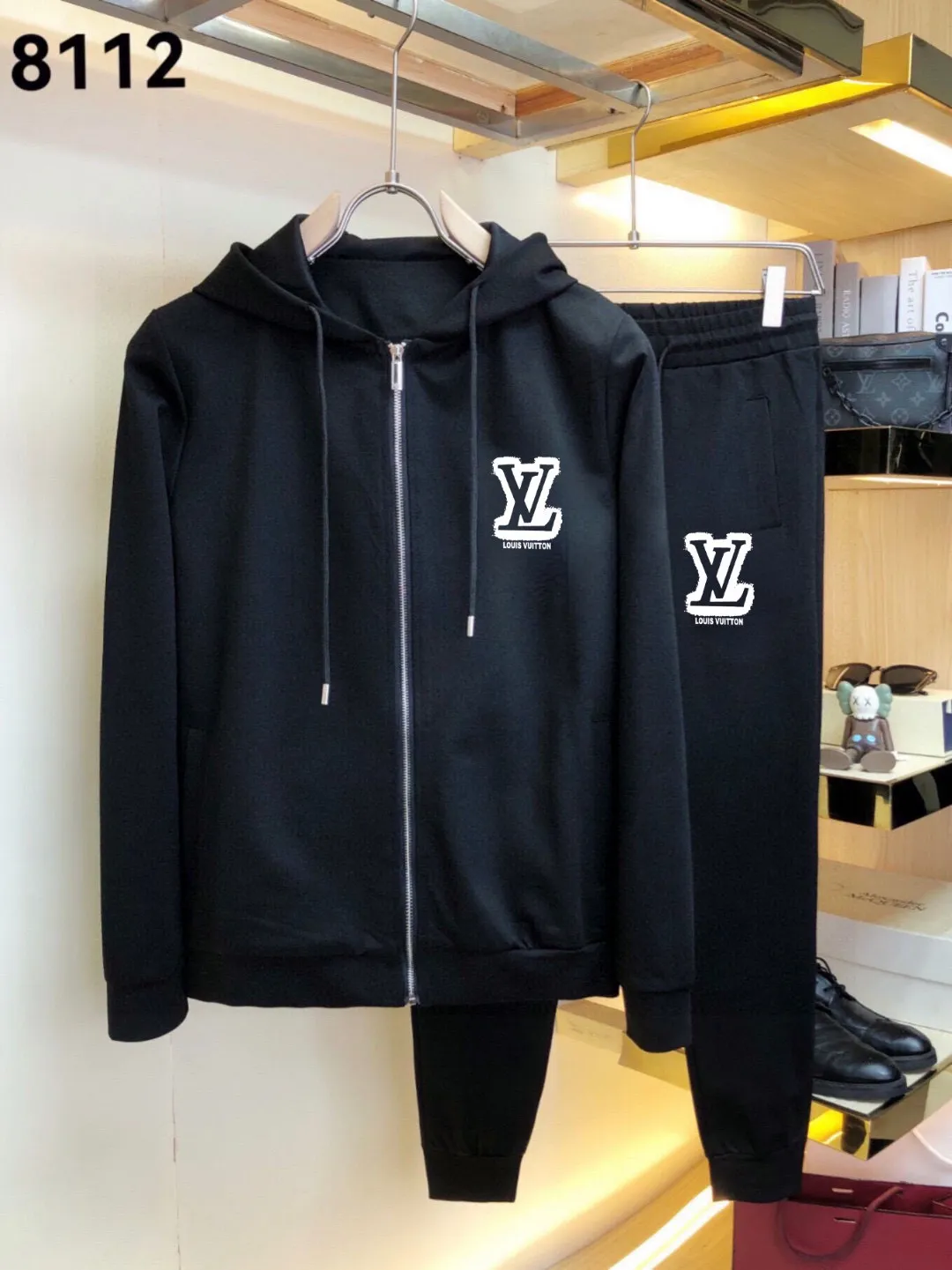 🅿️420 direct batch [LV Louis Vuitton] (Fat Man Gospel) hot-selling suit is coming. Focus on the original version of the official website. 2025 new hot-selling cardigan and sweatshirt suit. The original order is the best. 🇭🇰The meticulous work of top designers. Just for a fitting and perfect upper body effect. 100% natural high-quality Roman cotton, close-fitting comfort, noble and elegant! Original hardware embodies elegance and nobility! Counter size: M-5XL (maximum wear up to 220 pounds)